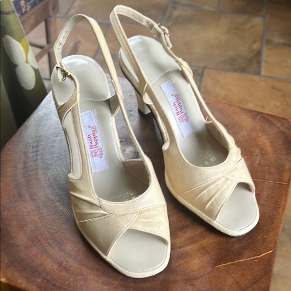 Hush Puppies Shoes - VINTAGE HUSH PUPPY SLING BACK SHOES